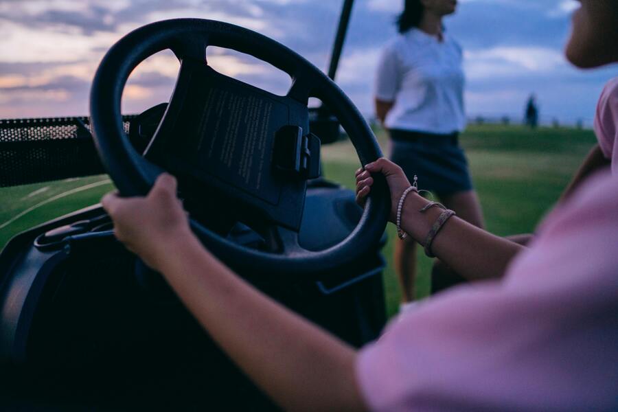 Golfbilar på banan – fördelar, nackdelar och framtid